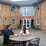 Zoo Hostel *