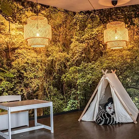 Zoo Hostel *